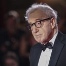 ARCHIVO - El director Woody Allen posa para fotógrafos a su llegada para el estreno de la película Coup de Chance durante la 80ª edición del Festival de Cine de Venecia en Venecia, Italia, el 4 de septiembre de 2023. (Foto Vianney Le Caer/Invision/AP, File)