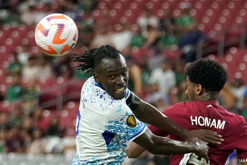 ARCHIVO - El hondureño Alberth Elis (izquierda) y el qatarí Homam Ahmed disputan el balón en el partido de la Copa de Oro, el 29 de junio de 2023, en Glendale, Arizona. (AP Foto/Darryl Webb)