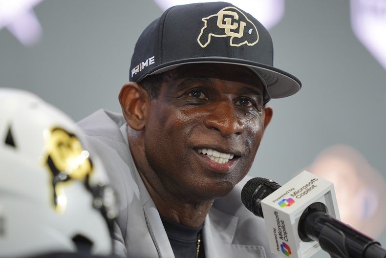 Deion Sanders, entrenador de la Universidad de Colorado, durante el día de prensa de la Conferencia Big 12, el 9 de julio de 2025, en Frisco, Texas. (AP Foto/LM Otero)