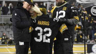 Viuda de Harris asiste a ceremonia de retiro del No. 32