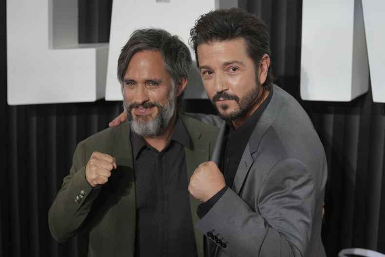 Los actores mexicanos Gael García Bernal, izquierda, y Diego Luna posan para una fotografía en la premiere de La Máquina en la Ciudad de México, el martes 8 de octubre de 2024. (Foto AP/Fernando Llano)