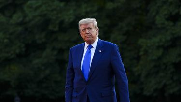 El presidente estadounidense Donald Trump llega a una cena formal en el marco de la Cumbre de la OTAN, en La Haya, Holanda, el martes 24 de junio de 2025. (Sean Kilpatrick/The Canadian Press via AP)