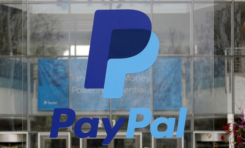 El logo de PayPal frente a la sede de su empresa, el 10 de marzo de 2015, en San José, California. (Foto AP/Jeff Chiu, Archivo)