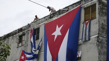 cuba: turbas pro castristas impiden marcha del dramaturgo yunior garcia