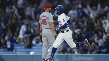 Mookie Betts, de los Dodgers de Los Ángeles, recorre las bases luego de conectar un jonrón en el juego ante los Cardenales de San Luis, el viernes 29 de marzo de 2024 (AP Foto/Jae C. Hong)