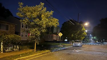 Una fotografía de la calle Meade después de que varias personas fueran baleadas la madrugada del miércoles 5 de julio de 2023, en Washington. (Luis Urbina/WJLA-TV via AP)