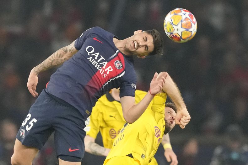 Lucas Beraldo, del PSG, a la izquierda, disputa un balón con Niclas Fuellkrug, del Dortmund, durante el partido de vuelta de las semifinales de la Liga de Campeones, el martes 7 de mayo de 2024, en París. (AP Foto/Frank Augstein)