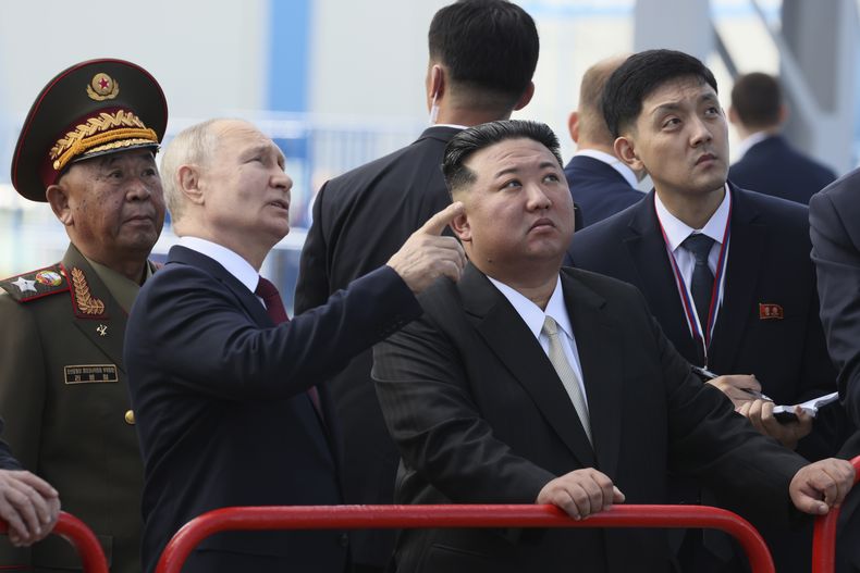 El presidente de Rusia, Vladimir Putin, y el líder de Corea del Norte, Kim Jong Un, examinan una plataforma de lanzamiento aeroespacial durante un encuentro en el cosmódromo de Vostochny, a las afueras de la ciudad de Tsiolkovsky, a unos 200 kilómetros (125 millas) de la ciudad de Blagoveshchensk, en la región de Amur, en el extremo oriental de Rusia, el 13 de septiembre de 2023. (Mikhail Metzel, Sputnik, Kremlin Pool Foto vía AP)