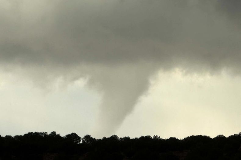 Esta fotografía tomada por Michelle Vialpando muestra un tornado el sábado 24 de octubre de 2026, al norte de Aldea de Santa Fe, Nuevo México. (Michelle Vialpando via AP)