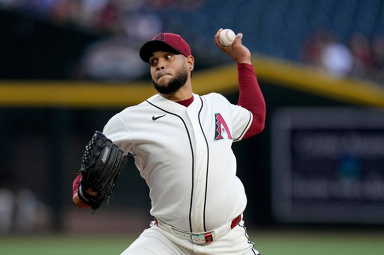 El venezolano Eduardo Rodríguez, de los Diamondbacks de Arizona, lanza en el encuentro ante los Rockies de Colorado, el jueves 21 de mayo de 2026 (AP Foto/Ross D. Franklin)