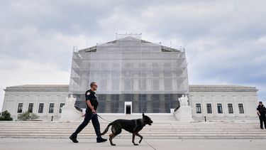 Agentes de la Policía del Capitolio de Estados Unidos con un perro detector K9 patrullan el exterior de la Corte Suprema, el miércoles 24 de septiembre de 2025, en Washington. (Foto AP/Mariam Zuhaib)