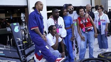 El piloto de Mercedes Lewis Hamilton (izquierda) posa con el rapero A$AP Rocky (segundo a la izquierda) en la pit lane del Gran Premio de Miami, el jueves 4 de mayo de 2023, en Miami Gardens, Florida. (AP Foto/Lynne Sladky)