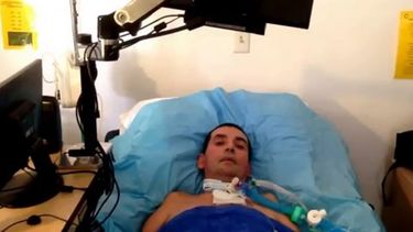 americateve | El puertorriqueño Juan Sepúlveda Laracuente, que está en un hospital sin poder hablar ni moverse, aceptó que le tiren un baldazo de agua congelada