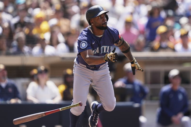 Randy Arozarena, de los Marineros de Seattle, observa el vuelo de la pelota despues de impactar un doble durante la sexta entrada del juego de béisbol de Grandes Ligas frente a los Padres de San Diego, el domingo 18 de mayo de 2025, en San Diego. (AP Foto/Gregory Bull)