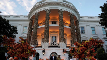 la casa blanca se viste de halloween donald y melania trump reciben a decenas de ninos