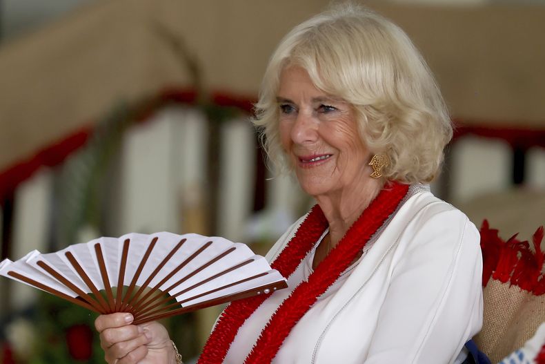 ARCHIVO - La reina Camilla de Inglaterra asiste a una ceremonia para recibir a los monarcas al pueblo de Moata, en la capital de Samoa, Apia, el jueves 24 de octubre de 2024. (Manaui Faulalo/Pool Foto via AP, Archivo)