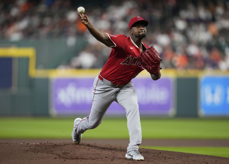 El lanzador abridor de los Angelinos de Los Ángeles, el dominicano José Soriano, lanza durante la primera entrada de un juego de béisbol contra los Astros de Houston en Houston, el domingo 31 de agosto de 2025. (AP Photo/Ashley Landis)