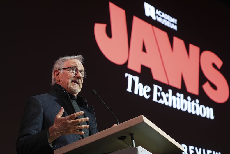 Steven Spielberg, director de la película de 1975 Jaws, se dirige al público durante la visita previa de prensa de en ela exposición del filme el miércoles 10 de septiembre de 2025, en el Museo de la Academia de Cine de Los Ángeles. (Foto AP/Chris Pizzello)