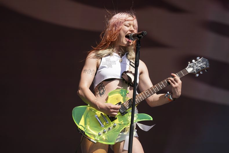 Rhian Teasdale de la banda de rock Wet Leg se presenta durante el Festival de Glastonbury en Worthy Farm, Somerset, Inglaterra, el viernes 27 de junio de 2025.(Scott A Garfitt/Invision/AP)