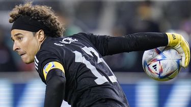 Mexicanos Ochoa y Guardado se gradúan como 5 copas en Qatar