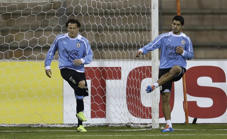 Los jugadores de la selecci&oacute;n de Uruguay, Luis Su&aacute;rez, derecha, y Diego Forl&aacute;n, participan en un entrenamiento el martes, 12 de noviembre de 2013, en Am&aacute;n, Jordania. (AP Photo/Hassan Ammar)