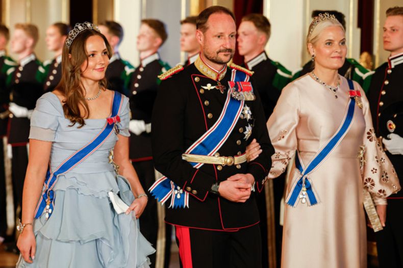 De izquierda a derecha: la princesa noruega Ingrid Alexandra, el príncipe Haakon y la princesa Mette-Marit en vías a una cena formal en el palacio en Oslo, el 8 de abril del 2025. (Fredrik Varfjell/NTB via AP)