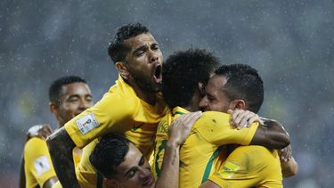 Brasil asalta el liderato en noche de apagón en Venezuela