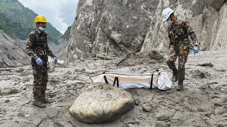Soldados del ejército de Nepal trasladan el cadáver de un trabajador de un proyecto hidroeléctrico en Upper Trishuli, Nepal, el 1 de septiembre de 2026. (AP Foto/Kaslai Dine)