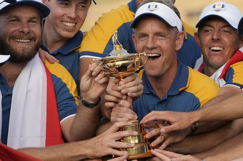 ARCHIVO - El capitán europeo Luke Donald (centro) y el resto del equipo de la Copa Rydar alzan el trofeo tras derrotar a Estados Unidos en el campo Marco Simone Golf Club en Guidonia Montecelio, Italia, el 1 de octubre de 2023. (AP Foto/Alessandra Tarantino)