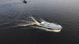 ARCHIVO - Un dron marítimo navega durante una presentación del servicio de seguridad ucraniano en la región de Kiev, Ucrania, 5 de marzo de 2024. (AP Foto/Evgeniy Maloletka, File)