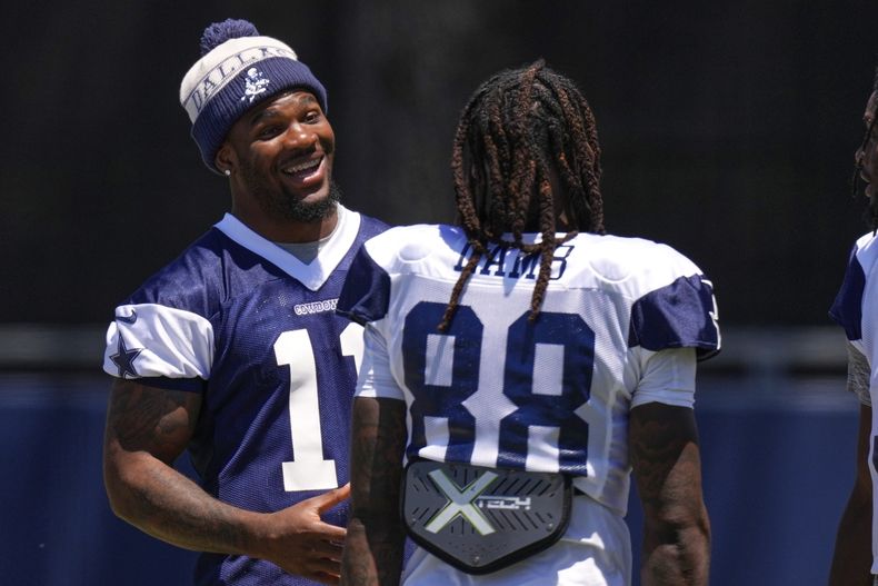 El ala defensiva de los Cowboys de Dallas, Micah Parsons, a la izquierda, habla con el receptor abierto CeeDee Lamb durante el campo de entrenamiento el jueves 31 de julio de 2025, en Oxnard, California. (AP Photo/Mark J. Terrill)
