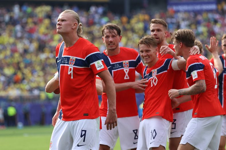 Erling Haaland, de Noruega, festeja con sus compañeros después de marcar ante Brasil en un duelo de octavos de final de la Copa del Mundo, el domingo 5 de julio de 2026 en East Rutherford, Nueva Jersey (AP Foto/Pamela Smith)