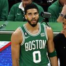Joe Mazzulla, entrenador de los Celtics de Boston, habla con el alero Jayson Tatum durante el quinto partido de la final de la Conferencia Este, ante el Heat de Miami, el jueves 25 de mayo de 2023 (AP Foto/Michael Dwyer)