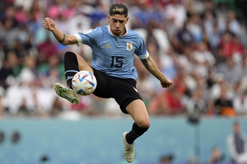 ARCHIVO - El volante uruguayo Federico Valverde domina el balón durante el partido contra Corea del Sur por la primera ronda del Mundial 2022, en Al Rayán, Qatar. (AP Foto/Martín Meissner)