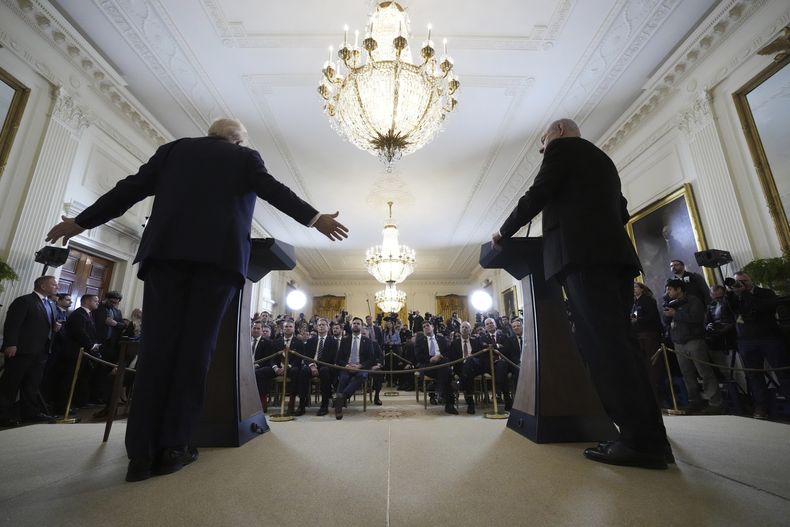 El presidente de Estados Unidos, Donald Trump, y el primer ministro de Israel, Benjamin Netanyahu, hablan durante una conferencia de prensa en la Sala Este de la Casa Blanca, el martes 4 de febrero de 2025 en Washington. (AP Foto/Alex Brandon)