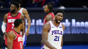 Embiid guía a 76ers a victoria sobre diezmados Rockets