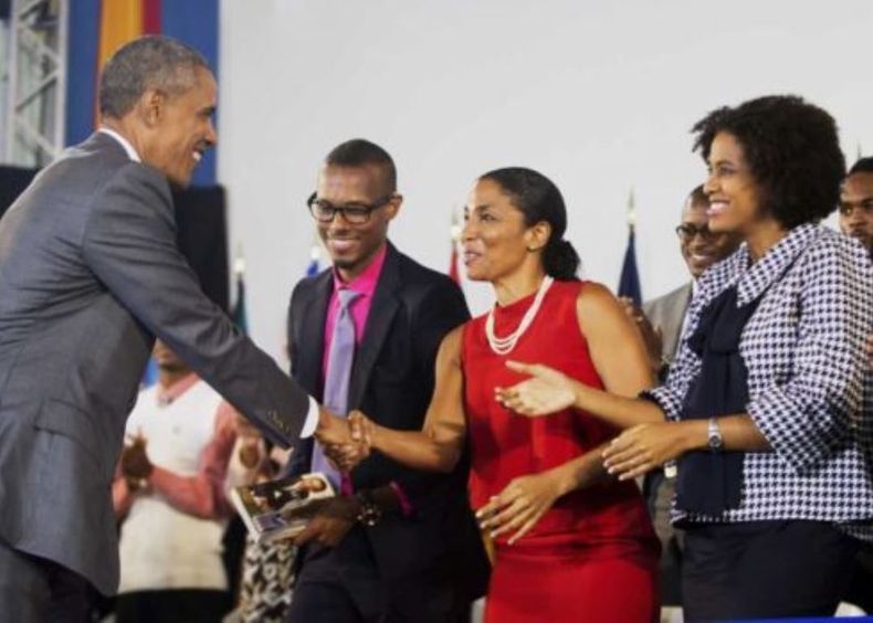 El presidente Obama saluda a jóvenes líderes de las Américas en Kingston, Jamaica.
