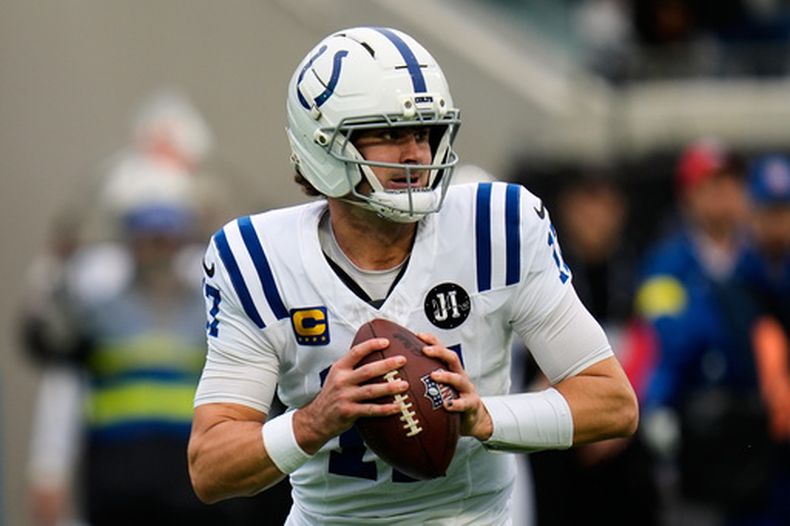 ARCHIVO - Foto del 7 de diciembre del 2025, el quarterback de los Colts de Indianápolis Daniel Jones busca un receptor en el encuentro ante los Jaguars de Jacksonville. (AP Foto/John Raoux, Archivo)
