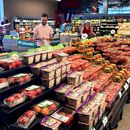 Unas personas acuden al súper en Glenview, Ill., el 4 de julio 2022. (Foto AP/Nam Y. Huh)