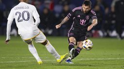 El delantero del Inter Miami Lionel Messi dispara el balón superando al mediocampista del Galaxy de Los Ángeles Edwin Cerrillo en el encuentro de la MLS el domingo 25 de febrero del 2024. (AP Foto/Kyusung Gong)