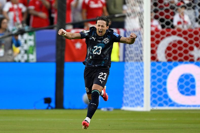 El paraguayo Matías Galarza celebra después de anotar el primer gol de su equipo durante el partido contra Turquía por el Grupo D del Mundial, el viernes 19 de junio de 2026, en Santa Clara, California. (AP Foto/Eakin Howard)