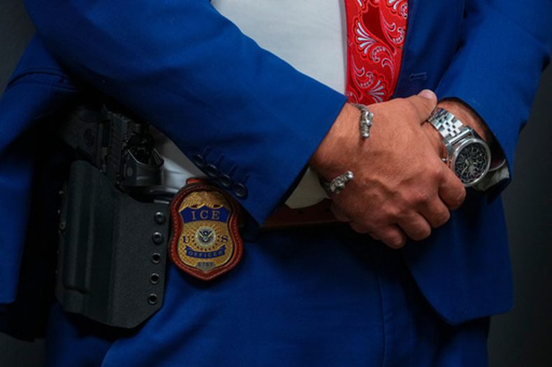 ARCHIVO – La placa de un agente del Servicio de Inmigración y Control de Aduanas de Estados Unidos (ICE, por sus siglas en inglés), durante una feria de empleo de la agencia, el 26 de agosto de 2025, en Arlington, Texas. (AP Foto/Julio Cortez, Archivo)