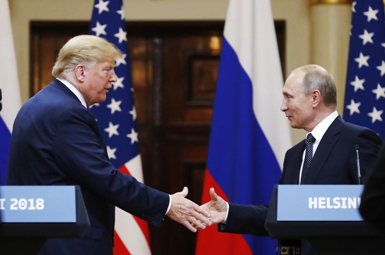 ARCHIVO - El presidente de Estados Unidos, Donald Trump, estrecha la mano de su homólogo ruso, Vladímir Putin, al final de una conferencia de prensa conjunta en el Palacio Presidencial de Helsinki, Finlandia, el 16 de julio de 2018. (AP Foto/Alexander Zemlianichenko, archivo)