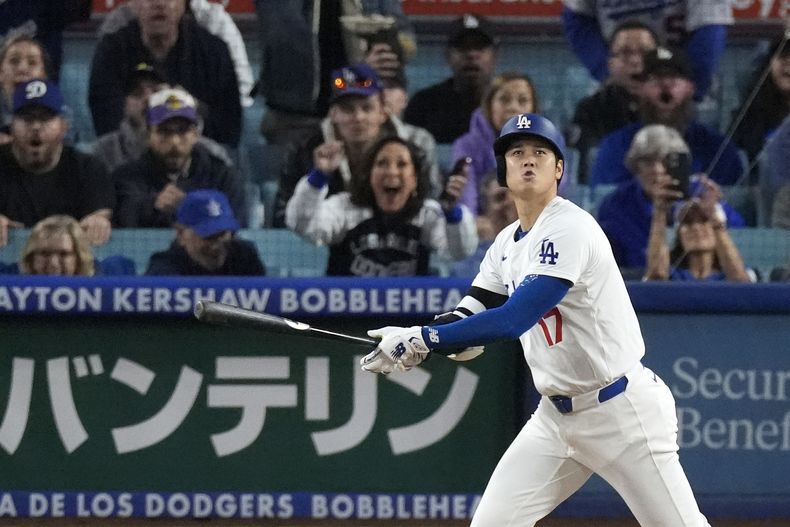 El japonés Shohei Ohtani se dirige a la inicial, tras conectar un jonrón de dos carreras ante los Rockies de Colorado, el viernes 20 de septiembre de 2024 (AP Foto/Mark J. Terrill)
