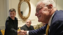 El presidente de Ucrania, Volodymyr Zelenskyy, a la izquierda, estrecha la mano con el enviado especial de Estados Unidos para Ucrania y Rusia, Joseph Keith Kellogg, durante su reunión en Roma, Italia, el miércoles 9 de julio de 2025. (AP Foto/Gregorio Borgia)
