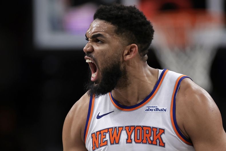 Karl-Anthony Towns, de los Knicks de Nueva York, festeja tras un enceste ante los Nets de Brooklyn, el martes 21 de enero de 2025 (AP Foto/Adam Hunger)