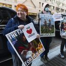 La trabajadora jubilada de la Agencia de los Estados Unidos para el Desarrollo Internacional (USAID, por sus siglas en inglés) Julie Hanson Swanson, izquierda, se une a simpatizantes de los trabajadores de la USAID fuera de la Oficina de Asuntos Humanitarios del organismo, en Washington, el viernes 21 de febrero de 2025. (AP Foto/Manuel Balce Ceneta)
