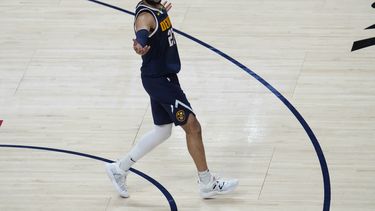 Jamal Murray, de los Nuggets de Denver, celebra un enceste en el segundo partido de la final del Oeste ante los Lakers de Los Ángeles, el jueves 18 de mayo de 2023 (AP Foto/David Zalubowski)