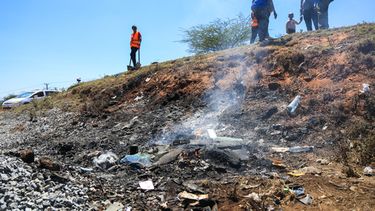 Un grupo de personas cerca del lugar donde ocurrió el accidente Salama, condado Makueni, este de Kenia, el 3 de octubre del 2026. (AP foto/Andrew Kasuku)