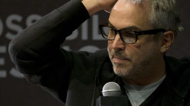 americateve | El cineasta mexicano Alfonso Cuar&oacute;n responde una pregunta durante una conferencia de prensa en la Ciudad de M&eacute;xico el mi&eacute;rcoles 30 de abril de 2014. Una semana despu&eacute;s de cuestionar al presidente mexicano Enrique Pe&ntilde;a Ni